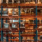 Estanterías industriales metálicas con palets en un almacén moderno. Proyecto de montaje y almacenaje conforme a la norma UNE-EN 15635, desarrollado por Modex360.