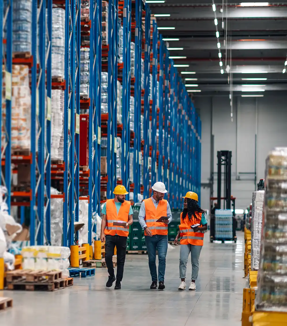 Equipo técnico de Modex360 realizando inspección en un almacén industrial para garantizar la seguridad y cumplimiento de la norma UNE-EN 15635
