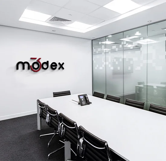 Sala de reuniones de Modex, empresa especializada en inspección técnica de estanterías, validaciones documentales y consultoría normativa