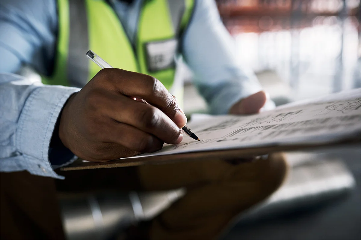 Ingeniero de Modex 360 firmando informe de validación técnica de estanterías industriales según norma UNE-EN 15635