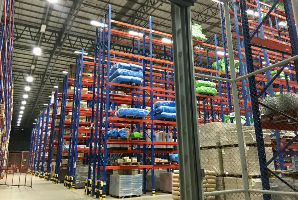 Inspección técnica de estanterías industriales en almacén logístico