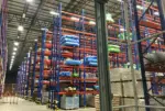 Inspección técnica de estanterías industriales en almacén logístico